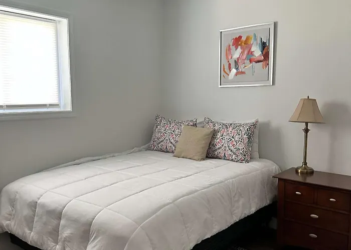 Beautiful 2 Bedroom - Easy Access
